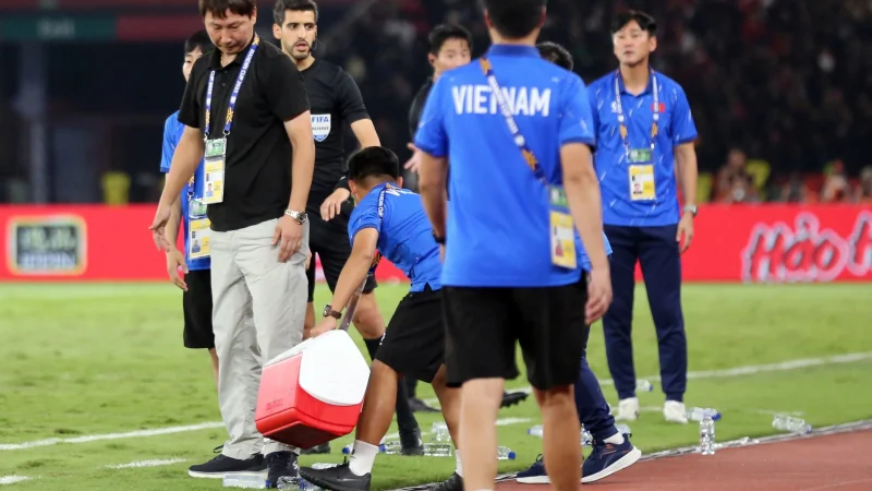 Tranh cãi về những chai nước cuối trận Việt Nam thắng Indonesia: Vô tình hay tiểu xảo?