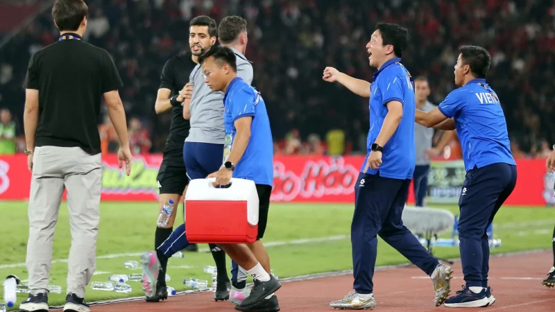 Bác sĩ U23 Việt Nam nói gì về vụ “chai nước cản ném biên” gây tranh cãi?