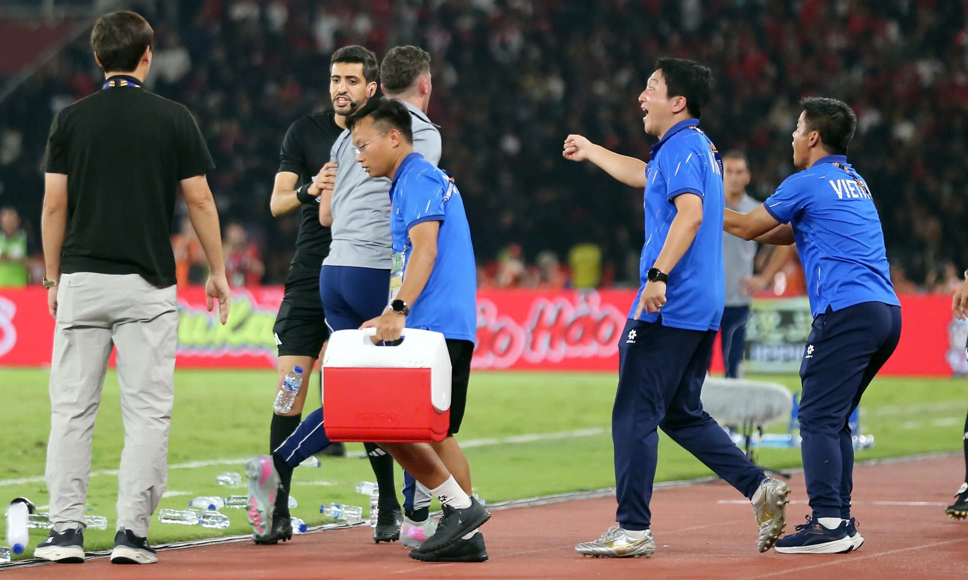 Bác sĩ U23 Việt Nam nói gì về vụ “chai nước cản ném biên” gây tranh cãi?