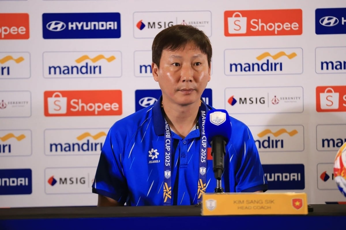 HLV Kim Sang-sik bị tố ‘phi thể thao’: Tranh cãi không hồi kết sau chung kết U23 Đông Nam Á 2025